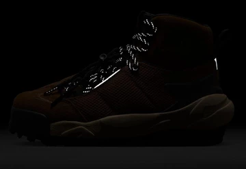 Sacai Nike Magmascape Tan im Dunklen von außen