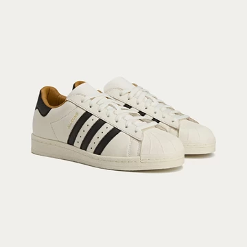 JJJJound x adidas Superstar 90 Off White Made in Germany Paar schräg seitlich