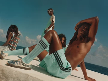 Ein Model trägt die Wales Bonner x adidas Collabo