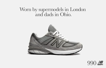 Ein Werbeplakat von New Balance für den New Balance 990v4. Man sieht den Schuh und die Überschrift: Worn by supermodels in London and Dads in Ohio.
