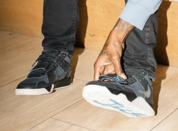 Der Travis Scott Jordan Jumpman Jack TR Thunder Blue am Fuß bei Travis Scott