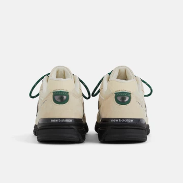 New Balance 990v4 Macadamia Nut von Hinten