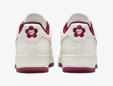 Air Force 1 Low Valentines Day 2024 von hinten