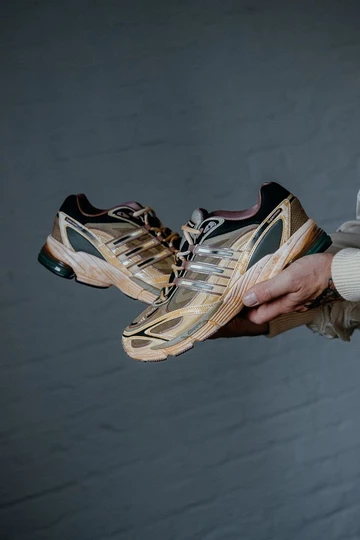 adidas Supernova Cushion 7 Mars Christopher hält den Schuh in der Hand