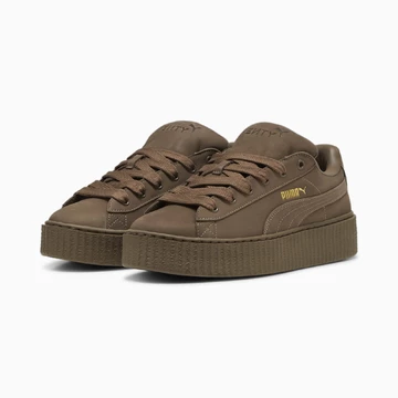 Der braune Fenty Puma Creeper Phatty aus dem Earth Tone Pack von schräg außen