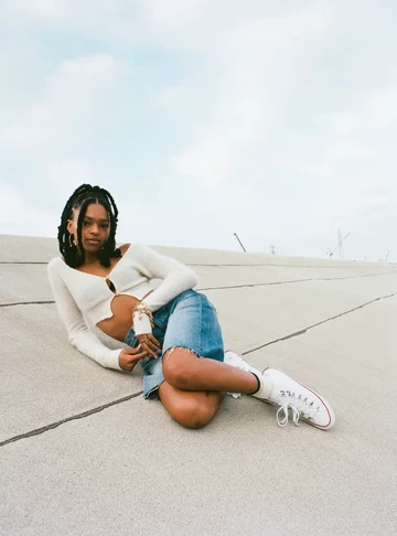 pgLang Converse Chuck 70 Hi Bilder von einem Fotoshooting mit einer PoC auf einem Dach