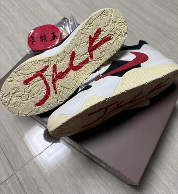Ein Leak des Travis Scott Jordan Jumpman Jack TR University Red. Der Schuh liegt auf der Box