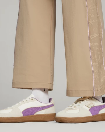 Ein Model trägt den Sophia Chang Puma Palermo Beige Purple am Fuß