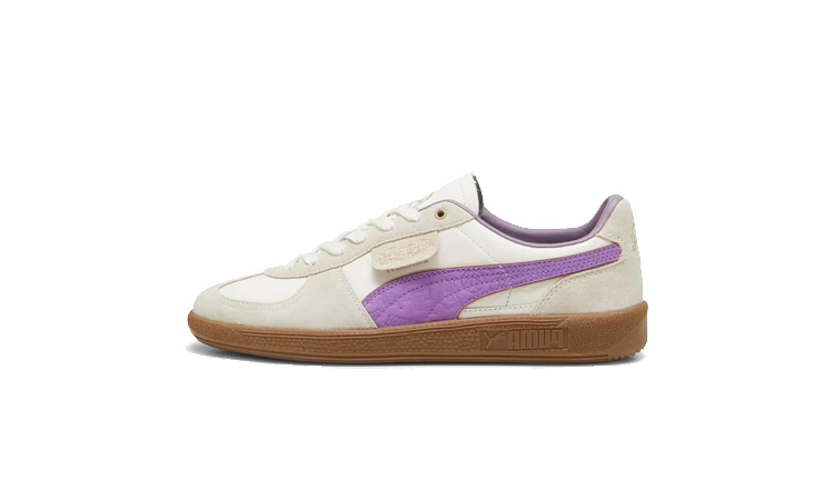 Der Sophia Chang Puma Palermo Beige Purple auf weißem Hintergrund