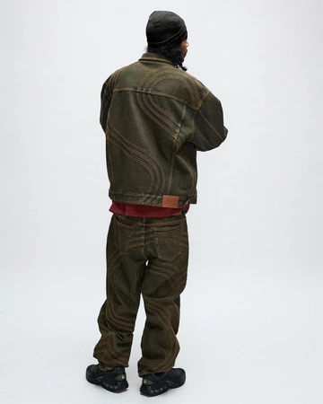 Der Supreme Nike Air Max DN Black am Fuß bei einem Lookbook Shooting von Supreme