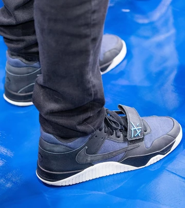 Der Travis Scott Jordan Jumpman Jack TR Thunder Blue am Fuß bei Michael Rubin