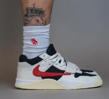 Yankeekicks trägt den Travis Scott Jordan Jumpman Jack TR University Red am Fuß