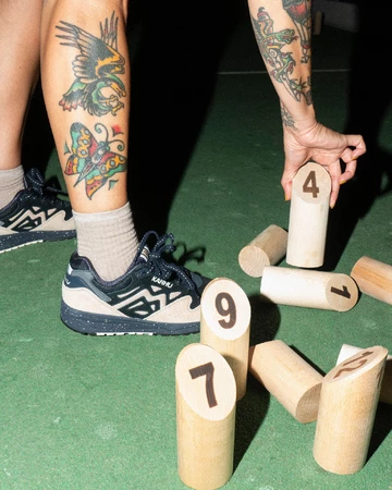 Ein Karhu Sneaker am Fuß Shooting beim Spielen