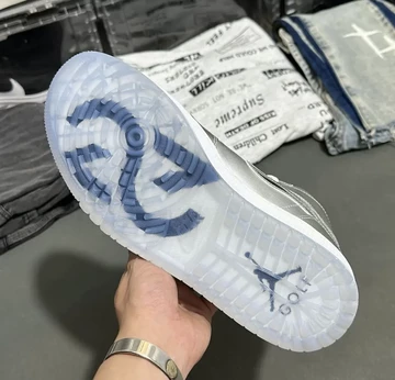 Jordan 1 High Golf Gift Giving In Hand Sohle