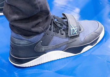 Der Travis Scott Jordan Jumpman Jack TR Thunder Blue am Fuß bei Michael Rubin