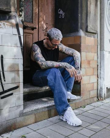 Christopher trägt Nike Shox auf der Straße, sie sind deshalb "Un DS"