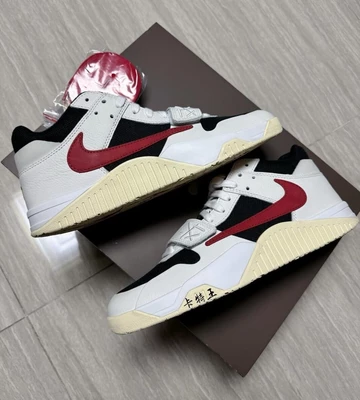 Ein Leak des Travis Scott Jordan Jumpman Jack TR University Red. Der Schuh liegt auf der Box