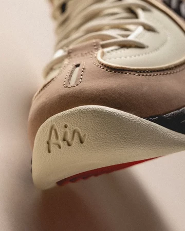 Nike Air Penny 2 Brown asphaltgold logo toebox