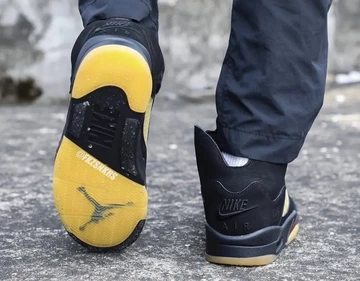 A Ma Maniere Jordan 5 am Fuß von hinten