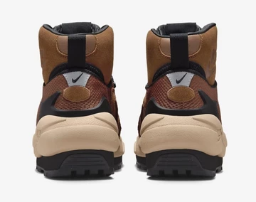 Sacai Nike Magmascape Tan von hinten