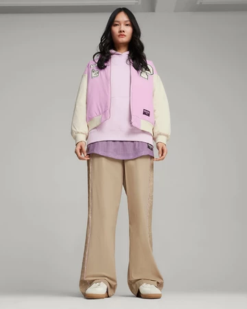 Ein Model trägt den Sophia Chang Puma Palermo Beige Purple am Fuß