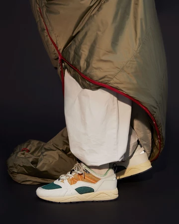 Ein Karhu Sneaker am Fuß