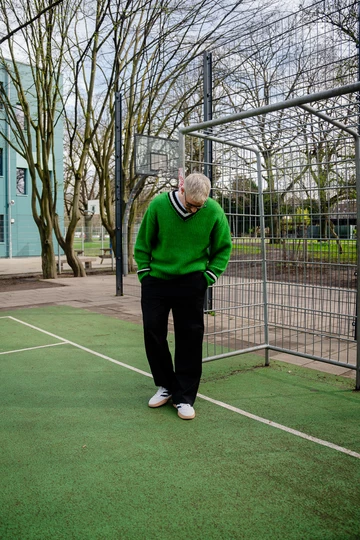 Christopher trägt den adidas Predator Mundial am Fuß, er steht auf einem Bolzplatz