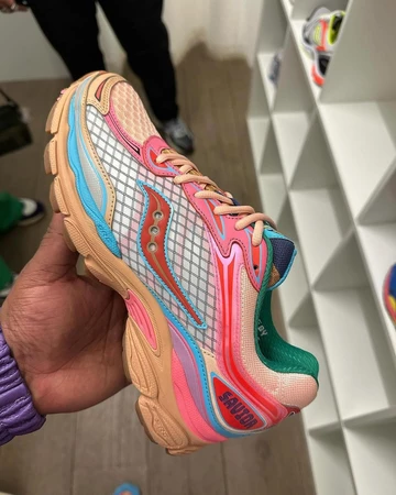 Jae Tips x Saucony ProGrid Omni 9 To Do List Pack in der Hand