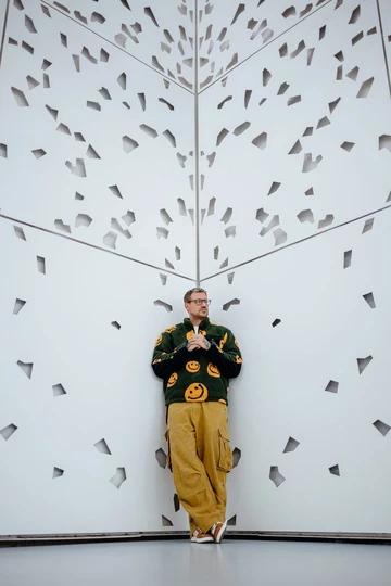 Christopher trägt denm adidas Campus 00s Mesa Brown