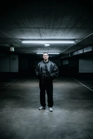 Christopher trägt den adidas ZX8000 Glory Purple am Fuß