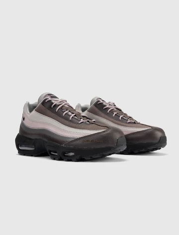 A Ma Maniére x Nike Air Max 95 While You Were Sleeping Paar schräg seitlich