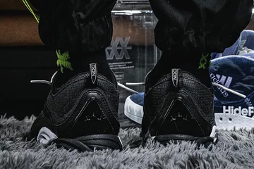 Der NOCTA Nike Air Zoom Drive Black am Fuß