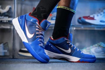 Nike Kobe 4 Protro Philly am Fuß angezogen