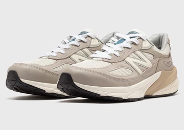 Teddy Santis x New Balance 990v6 Light Mushroom Paar von der Seite