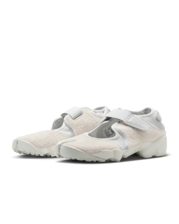 Nike Air Rift Photon Dust Paar schräg seitlich