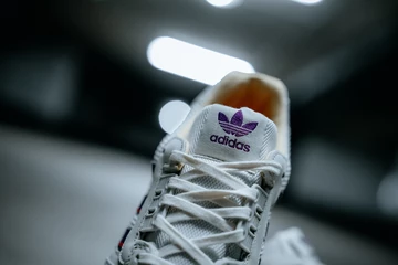 Details des adidas ZX8000 Glory Purple