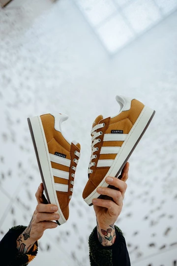 Christopher hält den den adidas Campus 00s Mesa Brown in die Kamera