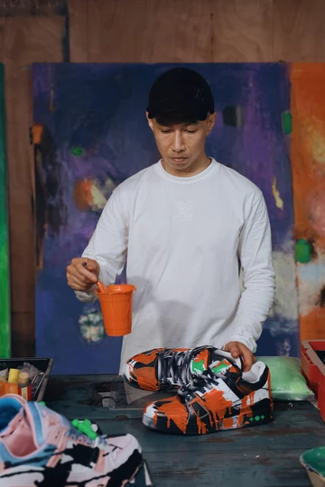 LOUIS VUITTON „White Canvas: LV Trainer in Residence“ 2024