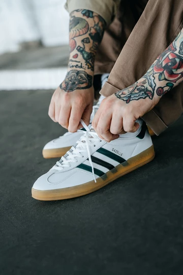 Christopher bindet die adidas Gazelle Indoor White Gum