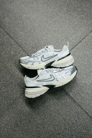 Der Nike V2K Run OG liegt drapiert auf dem Boden