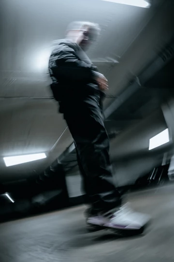 Christopher trägt den adidas ZX8000 Glory Purple am Fuß, das Bild ist verschwommen