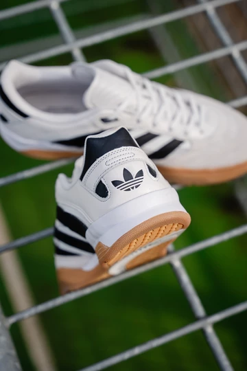 Details des adidas Predator Mundial er liegt auf einem Fußballtor