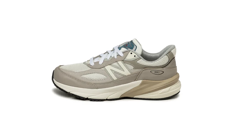 Der Teddy Santis x New Balance 990v6 Light Mushroom von der Seite auf weißem Hintergrund