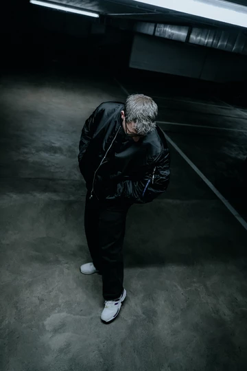 Christopher trägt den adidas ZX8000 Glory Purple am Fuß