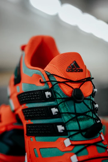 Details des adidas adistar Raven im Colorway Solar Orange