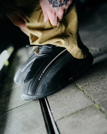 Christopher trägt den adidas Mad IIInfinity Black am Fuß