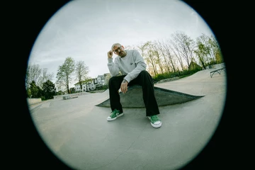 Christopher trägt den Converse Star Player 76 und wird durch ein Fischauge-Objektiv fotografiert