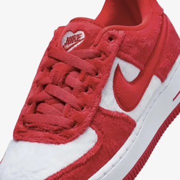 Nike Air Force 1 Low Valentine's Day Detail Zunge