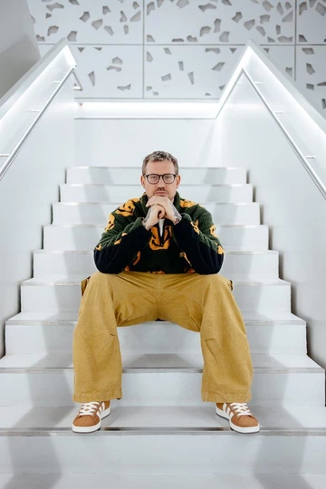 Christopher trägt denm adidas Campus 00s Mesa Brown