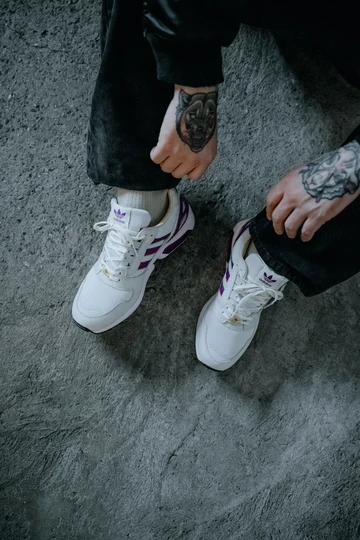 Christopher trägt den adidas ZX8000 Glory Purple am Fuß